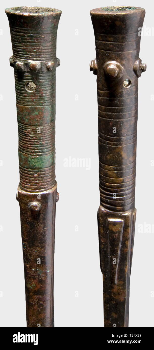 Due Vicino Oriente antico la punta di diamante, c. 800-600 A.C. Bronzo. Punti di forma quadrangolare con prese trafitto per attacco albero. Riccamente decorate con anelli incisi, nodo bande e picchi. Lunghezze 34.3 e 30.5 cm. Bella patina. Axel Guttmann Collection (inv. n. AG 151a e AG 151e). Provenienza: Christie's, 6 novembre 2002, lotto 34. Cfr. O.W. Muscarella, del Bronzo e del ferro, Vicino Oriente antico artefatti nel Metropolitan Museum of Art di New York, 1988, p. 392, n. 518, 519. storica, storica mondo antico mondo antico, antichità, oggetti, Additional-Rights-Clearance-Info-Not-Available Foto Stock