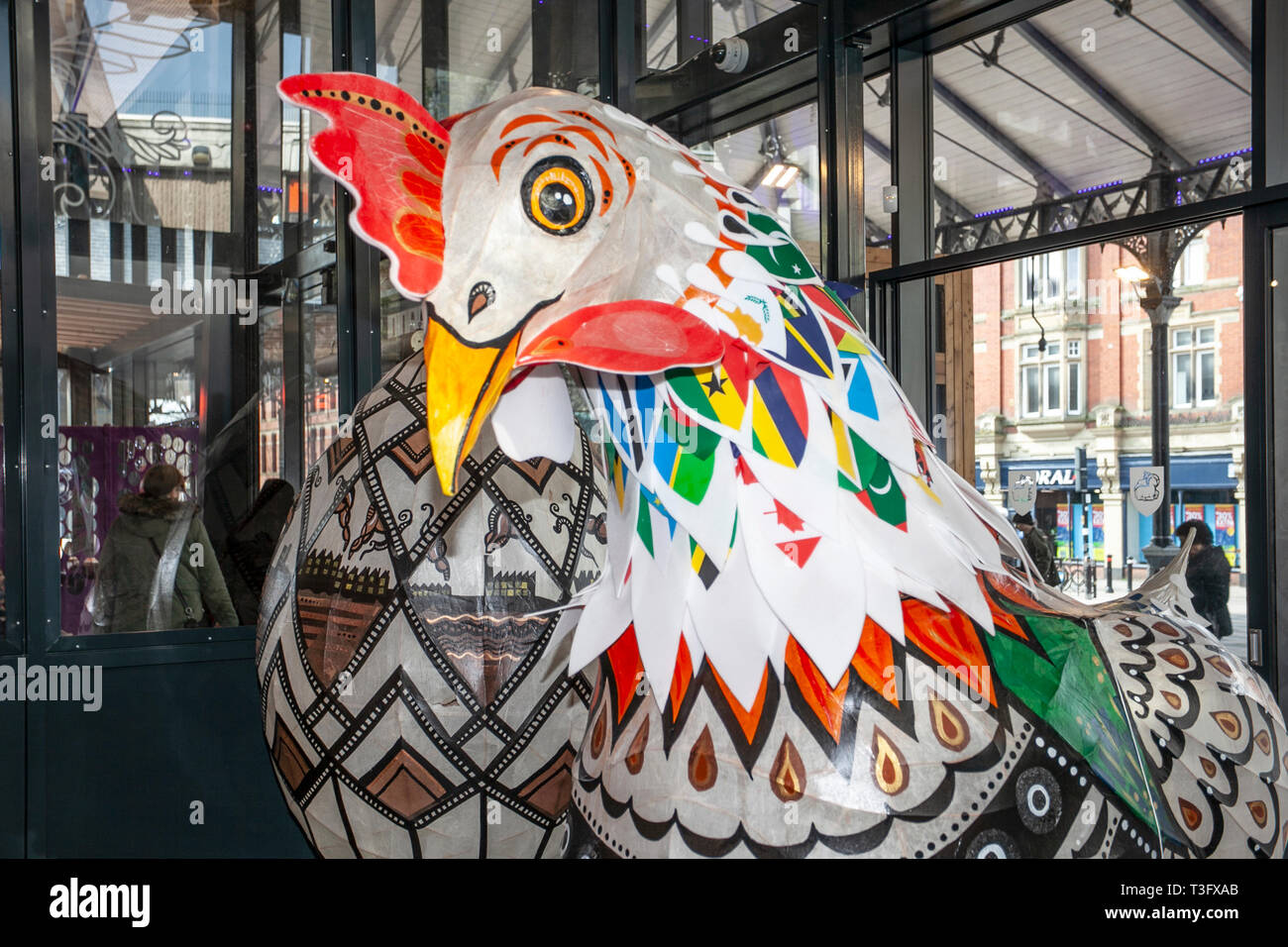 Preston, Lancashire. Regno Unito il 9 aprile 2019. Pasqua gigante di polli sul display nel centro della citta'. Il gigante Papier-Mache galletto di festa di Pasqua cifre sul display. In piedi a due metri di altezza, le attrazioni sono ad essere posto al di fuori del mercato di Preston. Keith Ogden, un artista locale è l'uomo dietro il dipinto a mano attrazione. Le uova sono a tema intorno alla città del patrimonio industriale e Lancashire paesaggi. Preston sono i mercati di esibire il gigante Uova di Pasqua per selfie la competizione per le vacanze di Pasqua. Foto Stock