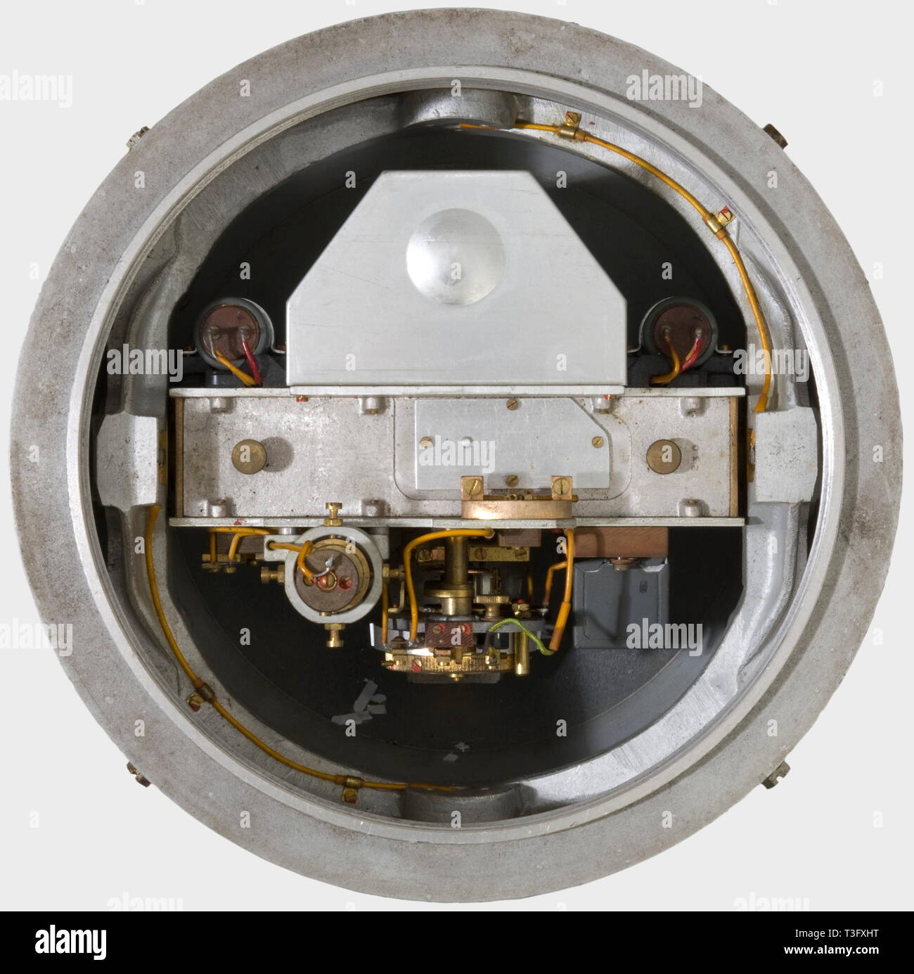 Un detonatore magnetico, per una miniera di mare filettato alloggiamento in alluminio con una sospensione cardanica montato, elettrico detonatore magnetico con una bobina di inclinazione (BIK palloncino ago dip). Il costruttore iscrizione "BRD" per Hagenuk, Hanseatisches Apparatebaugesellschaft, Neufeldt & Kuhnke GmbH, Kiel e il numero di fabbrica 'M14771' sono sull'alloggiamento. Il detonatore magnetico è stato usato per il fondo e ancorati alle mine e fatte detonare la miniera quando una nave avvicinarsi sufficientemente alterato il campo magnetico terrestre. Interessante, e forse ancora il dispositivo funzionale. storica, storica, 1930S, 1930s, xx , Editorial-Use-solo Foto Stock