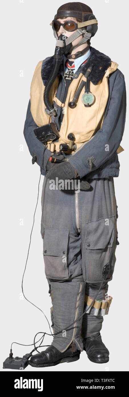 Un ensemble di uniformi per una notte di pilota di caccia, durante la difesa di germe storica, storica, persone anni trenta del XX secolo, Air Force, ramo di servizio, rami di servizio, servizio armato, servizi armati, militare, militaria, forze aeree, oggetto, oggetti, alambicchi, clipping, clippings, tagliate, cut-out, cut-outs, uniforme, uniformi, vestito, costumi, il tessile e abbigliamento uomo, uomini, maschio, Editorial-Use-solo Foto Stock