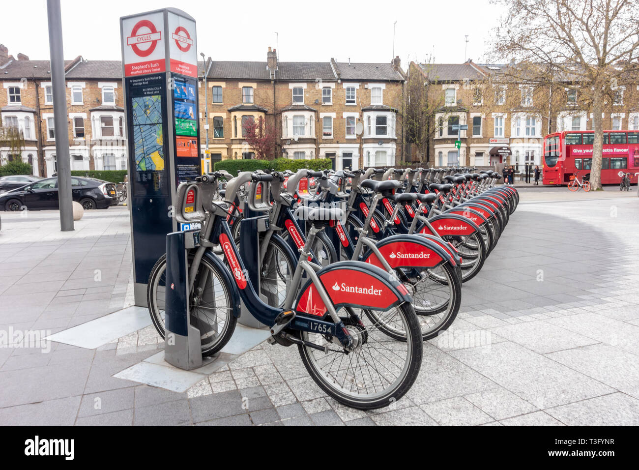 Docking station a Westfield angolo libreria per Santander noleggio biciclette in Londra, Regno Unito Foto Stock