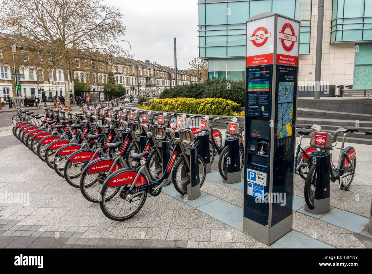 La docking station a Westfield angolo libreria per Santander noleggio biciclette in Londra, Regno Unito Foto Stock