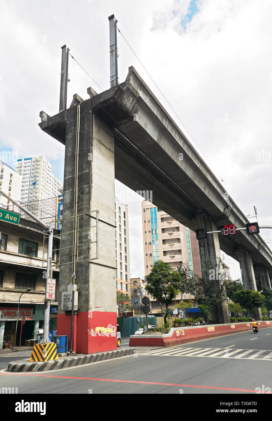Manila, Filippine: a basso angolo di visione della estremità cieca del Light Rail Transit Line 2 vicino alla stazione di fronte al di sopra di Recto Avenue Foto Stock