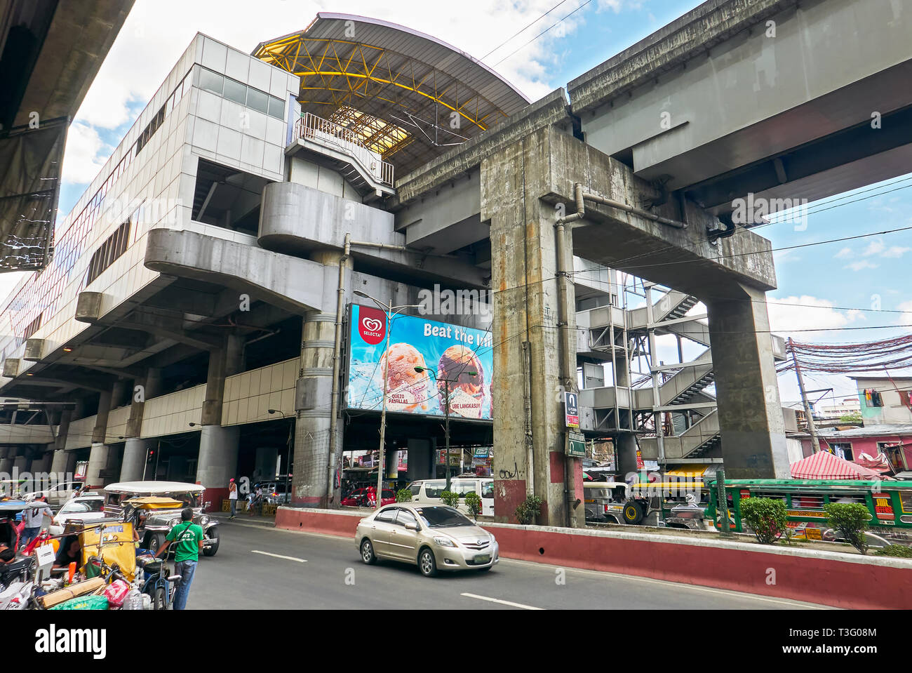 Manila, Filippine: il traffico al recto Avenue sotto il Light Rail Transit Linea 2 Stazione Recto Foto Stock
