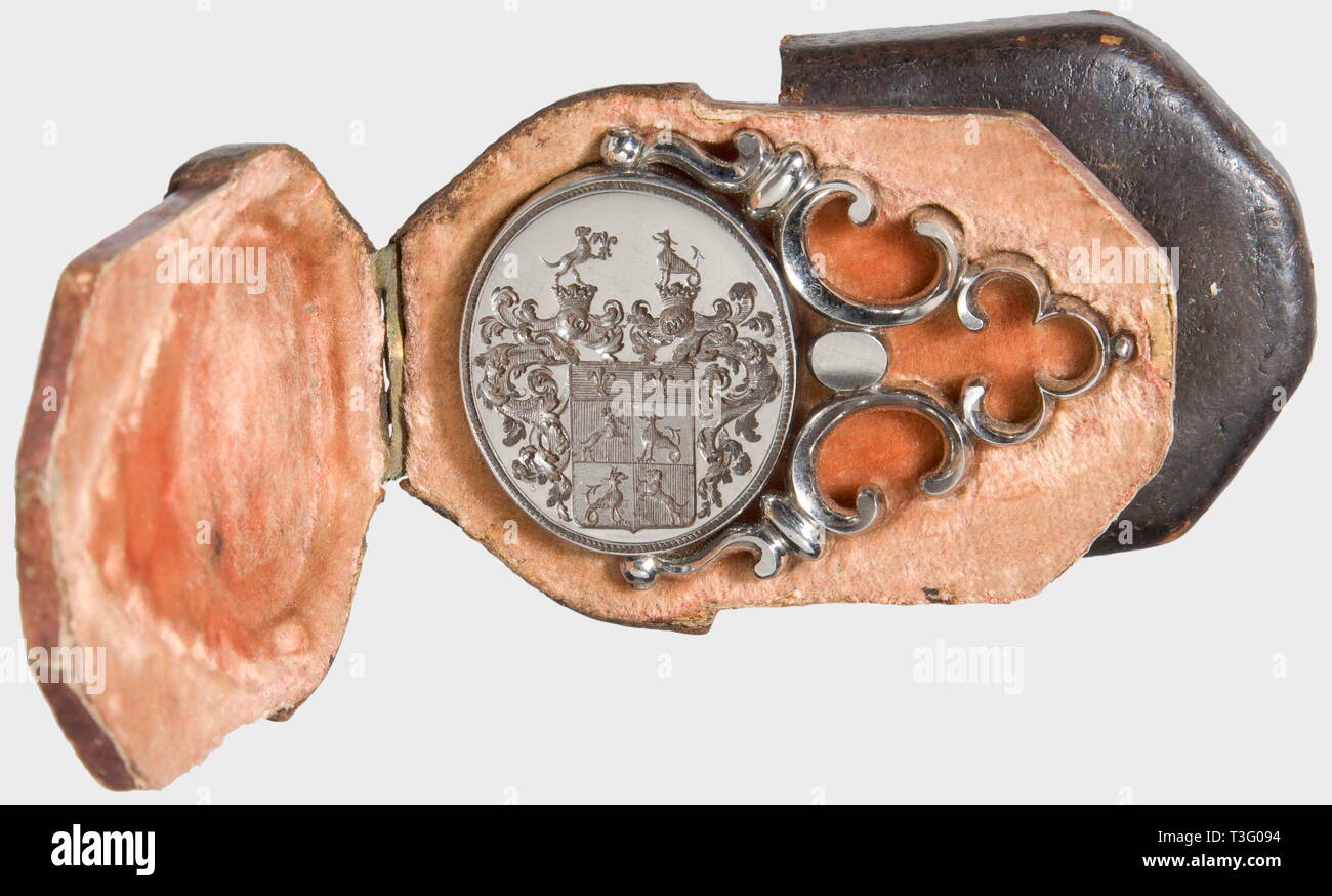 Una grande collezione di guarnizioni tedesco, XV - XIX secolo 54 sigilli realizzati in ottone o in acciaio, uno con una matrice di argento. La collezione comprende: 29 guarnizioni delle persone private, prevalentemente con un finemente scolpito stemma, tra loro tre guarnizioni con elaborata doppia stemma e due guarnizioni di tenuta reversibile di acciaio lucido. Cinque artigiani di guarnizioni con simboli commerciali, uno di loro, un fabbro o di un commerciante di bestiame del sigillo, con zoccolo rimovibile picks integrato nella maniglia. Nove guarnizioni clericale con ritratti di santi, tra i quali anche uno stile tardo gotico mando, Additional-Rights-Clearance-Info-Not-Available Foto Stock