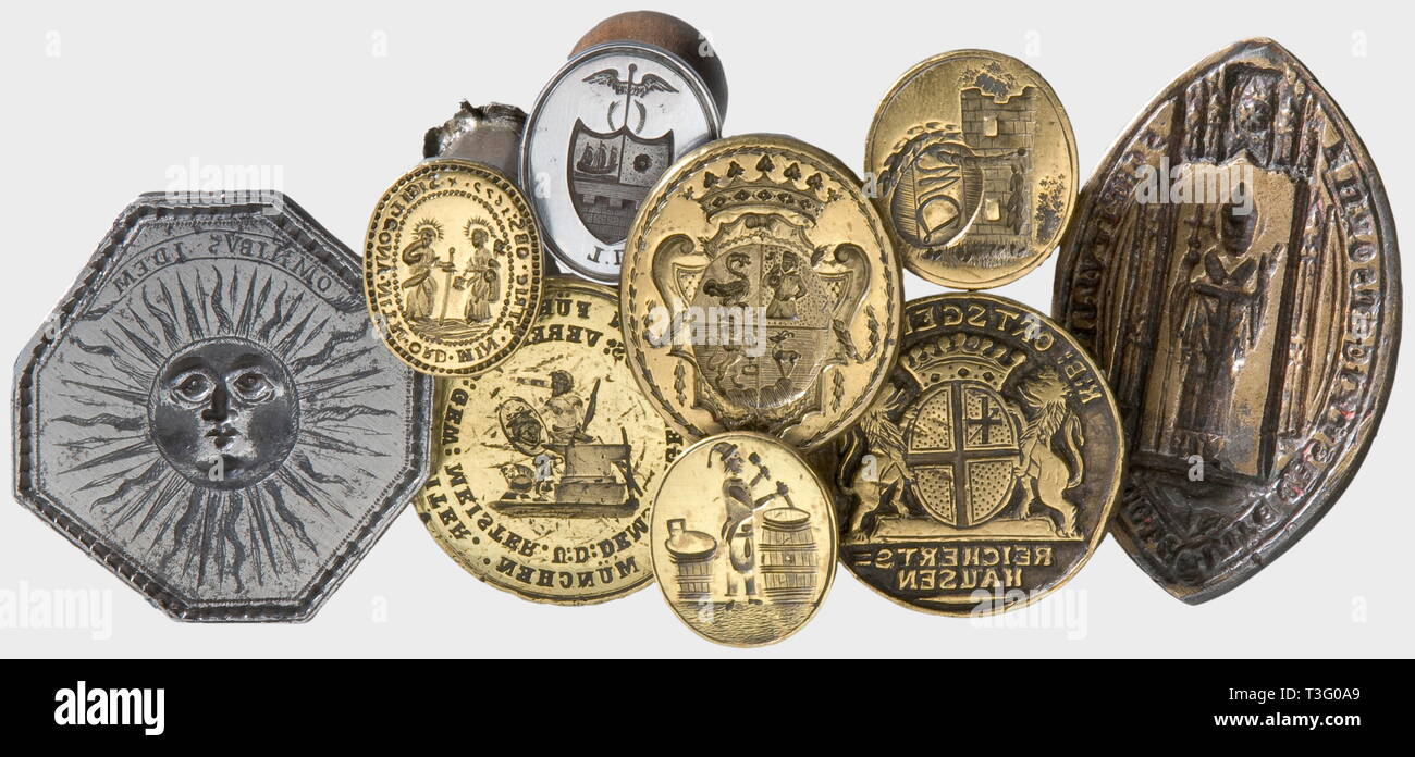 Una grande collezione di guarnizioni tedesco, XV - XIX secolo 54 sigilli realizzati in ottone o in acciaio, uno con una matrice di argento. La collezione comprende: 29 guarnizioni delle persone private, prevalentemente con un finemente scolpito stemma, tra loro tre guarnizioni con elaborata doppia stemma e due guarnizioni di tenuta reversibile di acciaio lucido. Cinque artigiani di guarnizioni con simboli commerciali, uno di loro, un fabbro o di un commerciante di bestiame del sigillo, con zoccolo rimovibile picks integrato nella maniglia. Nove guarnizioni clericale con ritratti di santi, tra i quali anche uno stile tardo gotico mando, Additional-Rights-Clearance-Info-Not-Available Foto Stock