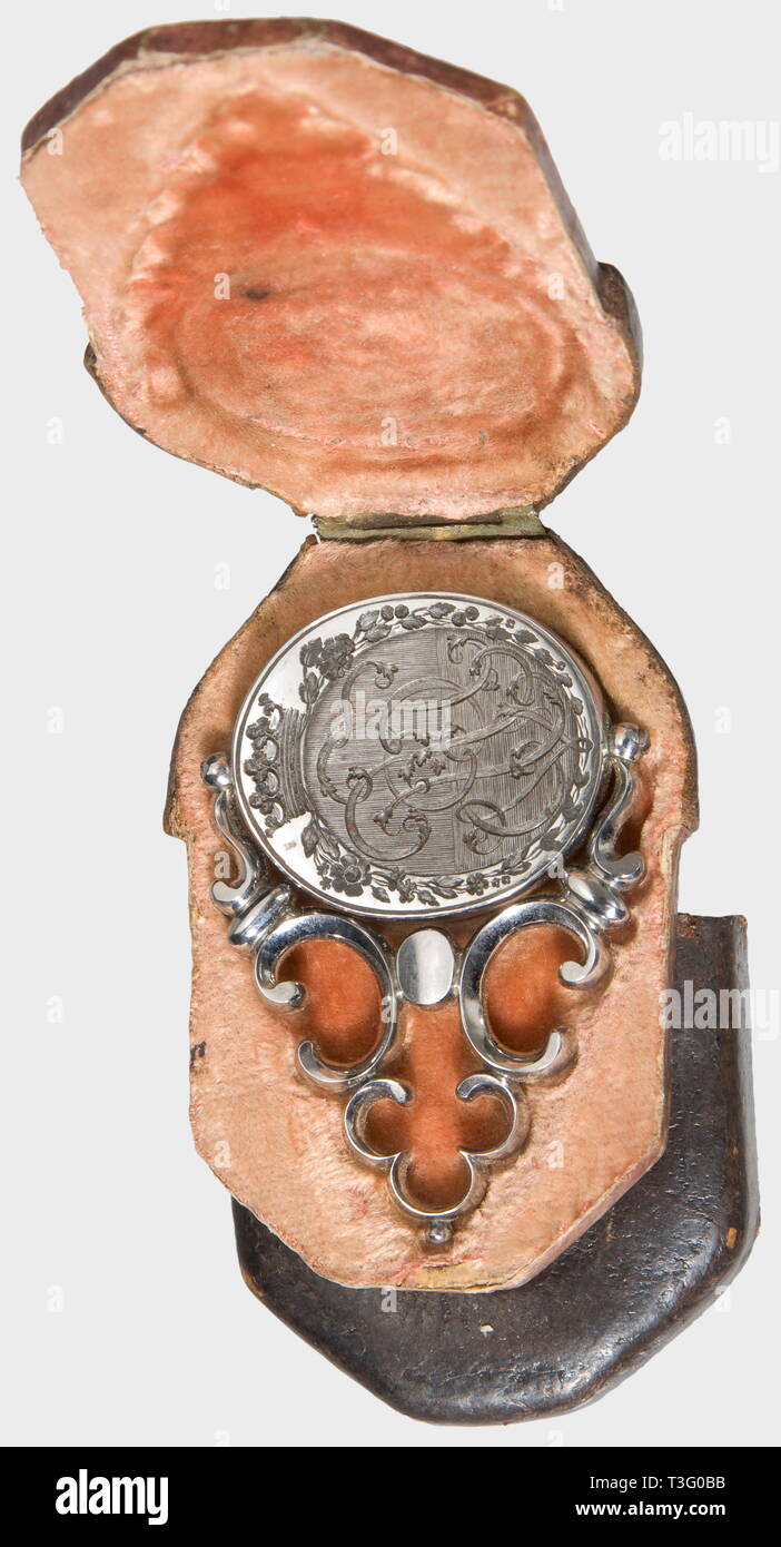 Una grande collezione di guarnizioni tedesco, XV - XIX secolo 54 sigilli realizzati in ottone o in acciaio, uno con una matrice di argento. La collezione comprende: 29 guarnizioni delle persone private, prevalentemente con un finemente scolpito stemma, tra loro tre guarnizioni con elaborata doppia stemma e due guarnizioni di tenuta reversibile di acciaio lucido. Cinque artigiani di guarnizioni con simboli commerciali, uno di loro, un fabbro o di un commerciante di bestiame del sigillo, con zoccolo rimovibile picks integrato nella maniglia. Nove guarnizioni clericale con ritratti di santi, tra i quali anche uno stile tardo gotico mando, Additional-Rights-Clearance-Info-Not-Available Foto Stock