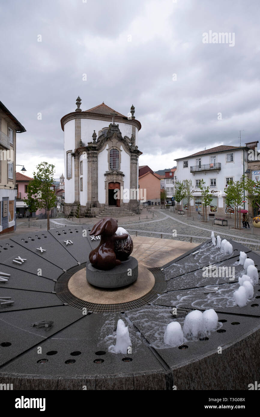 Orologio ad acqua antistante la chiesa Igreja da Lapa Paroquial de Arcos de Valdevez, Portogallo, Europa Foto Stock