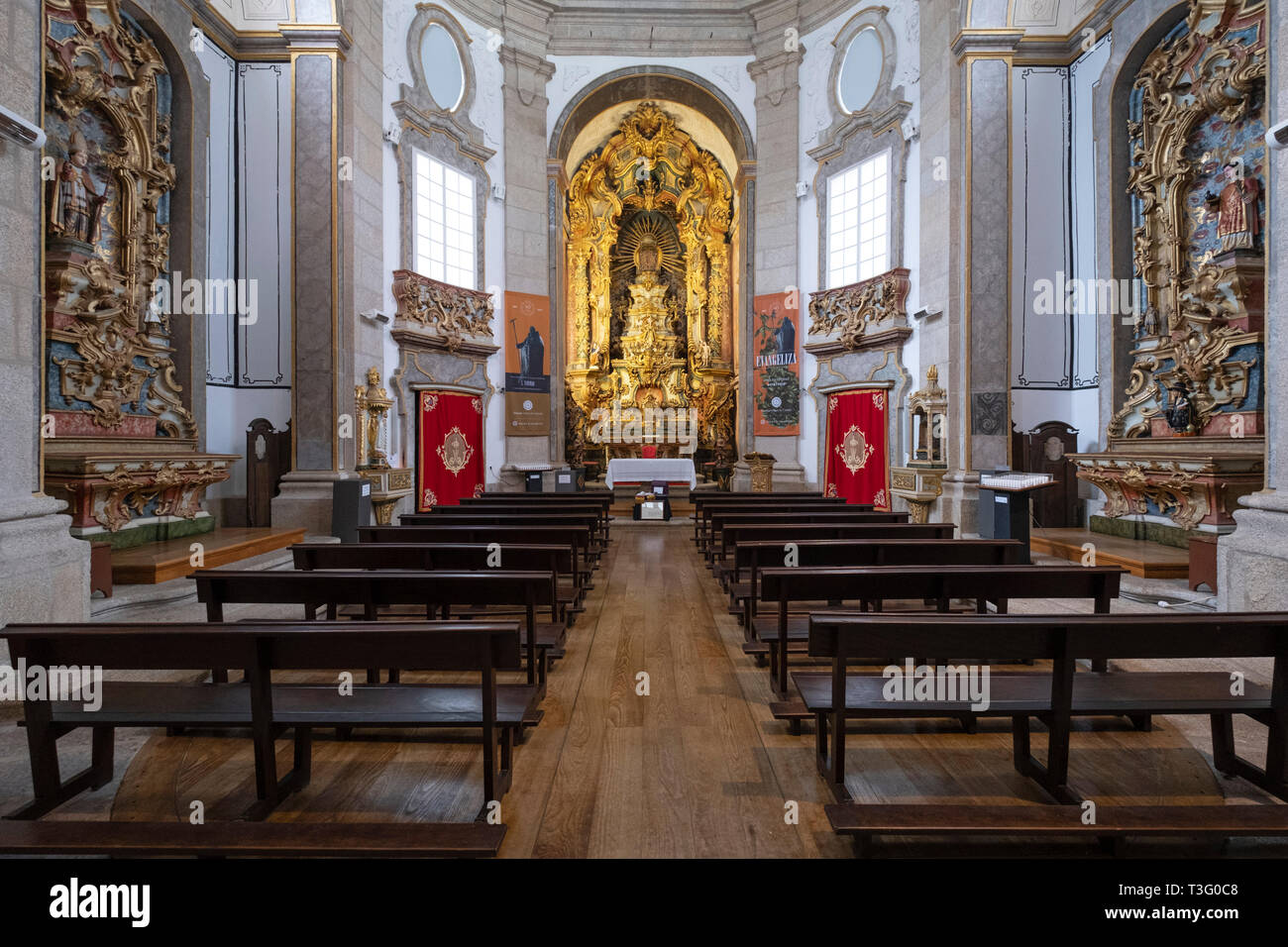 File di banchi e altare della Igreja da Lapa in Arcos de Valdevez, Portogallo, Europa Foto Stock