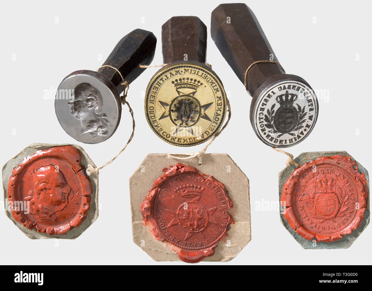 Una grande collezione di guarnizioni tedesco, XV - XIX secolo 54 sigilli realizzati in ottone o in acciaio, uno con una matrice di argento. La collezione comprende: 29 guarnizioni delle persone private, prevalentemente con un finemente scolpito stemma, tra loro tre guarnizioni con elaborata doppia stemma e due guarnizioni di tenuta reversibile di acciaio lucido. Cinque artigiani di guarnizioni con simboli commerciali, uno di loro, un fabbro o di un commerciante di bestiame del sigillo, con zoccolo rimovibile picks integrato nella maniglia. Nove guarnizioni clericale con ritratti di santi, tra i quali anche uno stile tardo gotico mando, Additional-Rights-Clearance-Info-Not-Available Foto Stock