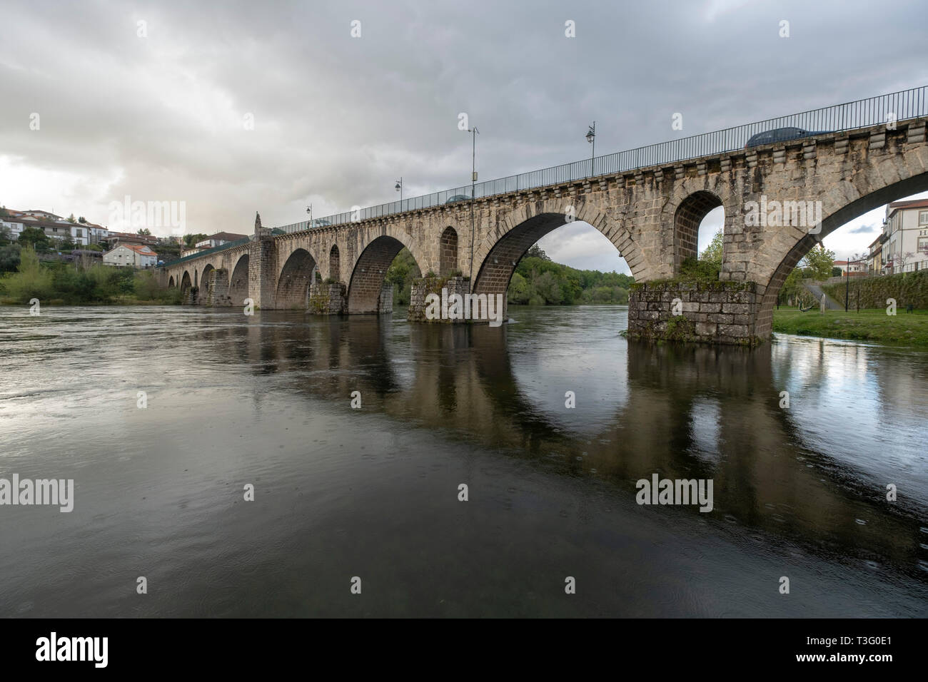 Pietra medievale Ponte sopra il fiume Lima in Ponte da Barca, Minho, Portogallo, Europa Foto Stock
