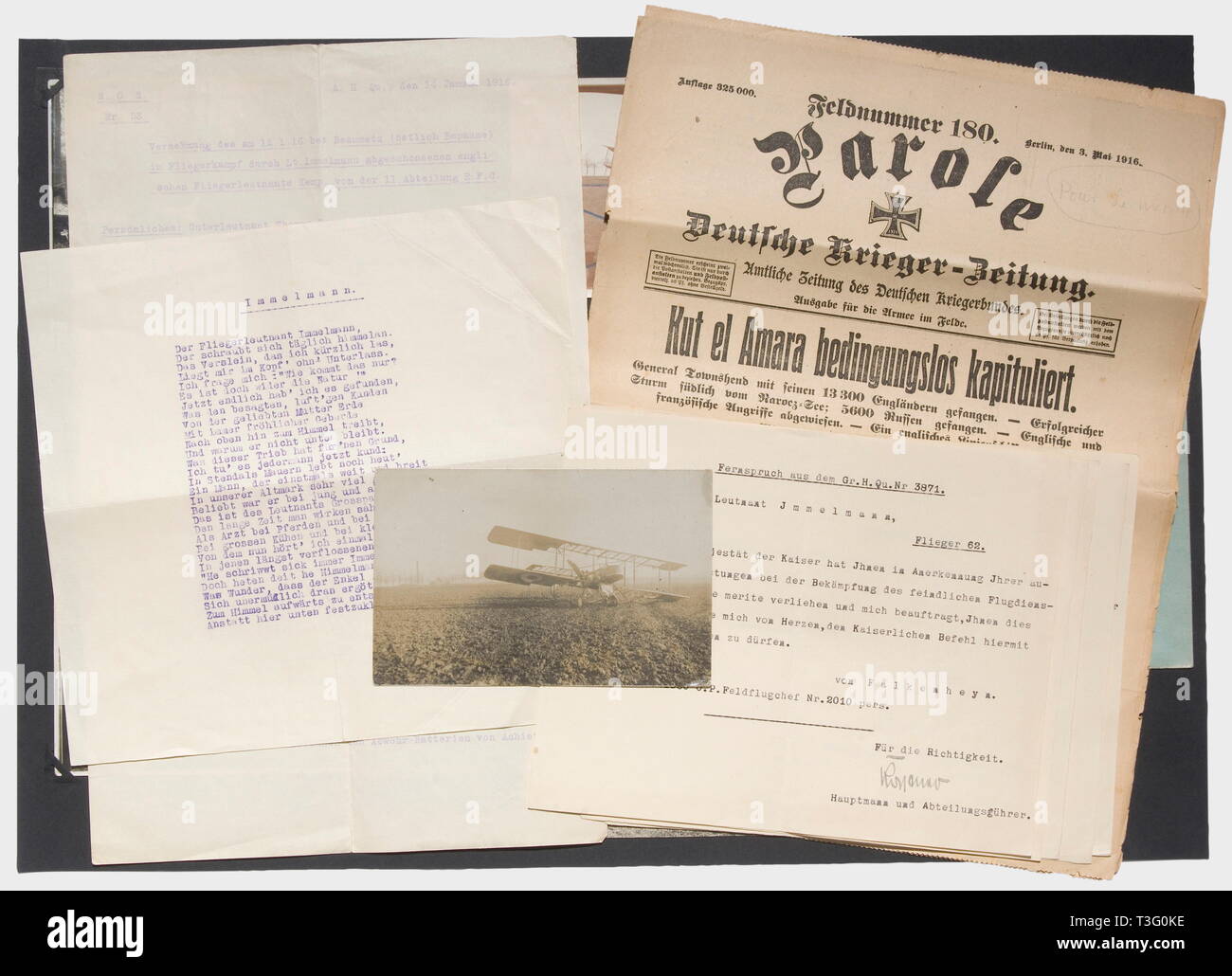 Primo Tenente Max Immelmann (1890 - 1916), messaggi, relazione e foto della sua ottava vittoria aerea il 12 gen. 1916 Cinque le trascrizioni dei messaggi di congratulazioni a Immelmann, ciascuno con un inchiostro firma del suo capo dipartimento, Capitano Kastner (tedesco Air Force generale nella seconda guerra mondiale), tra i quali uno dal Capo del Personale del Generale von Falkenhayn con il messaggio che Immelmann riceve la pour le mérite dal Kaiser Wilhelm II, re Friedrich August III di Sassonia "Congratulazioni per il "Pour le mérite". Voi siete i primi Saxon che lo riceve", o il generale von Sec, Editorial-Use-solo Foto Stock