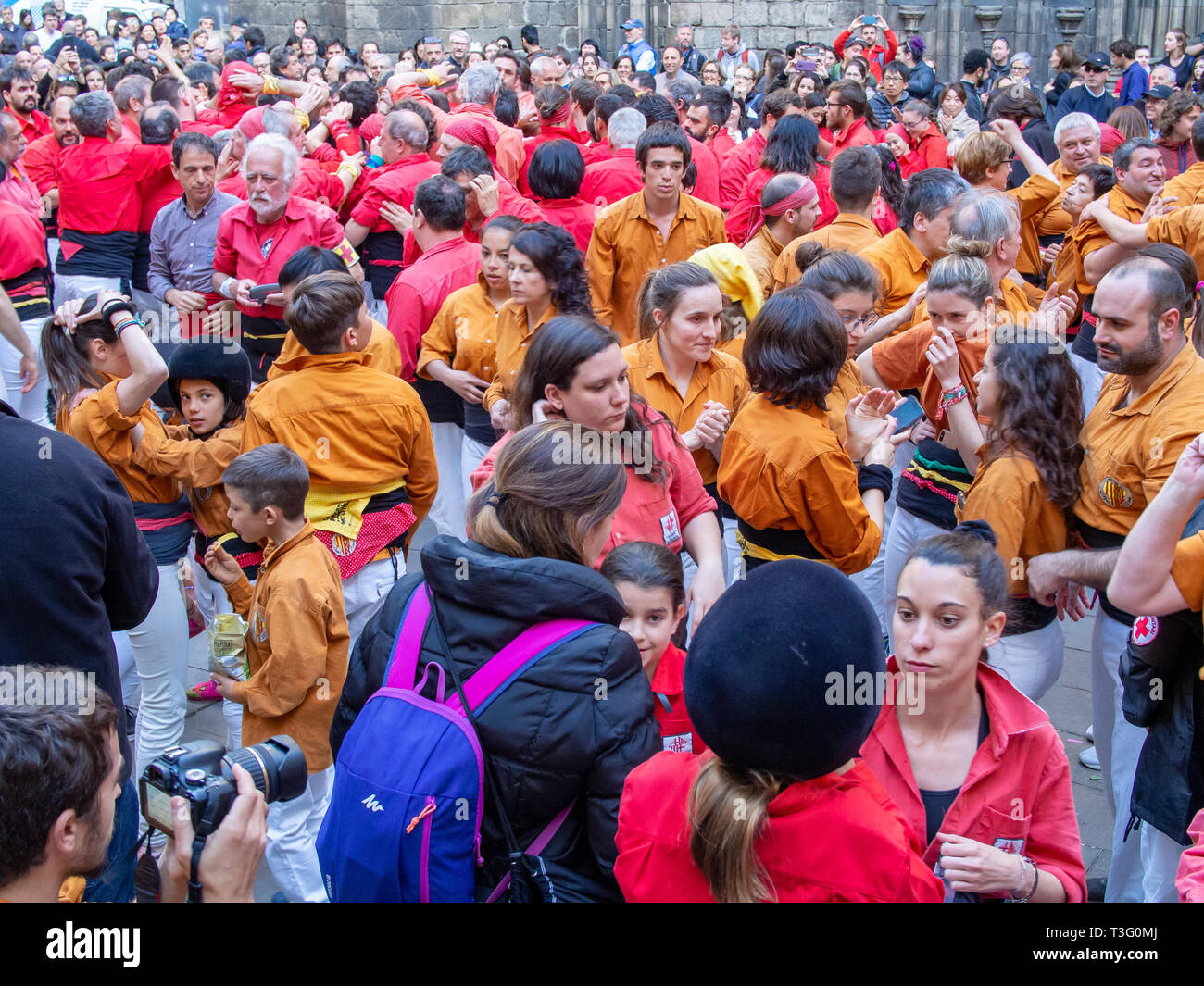 Barcellona, Spagna-marzo 14, 2019: Сastellers ottenere pronto per la costruzione del castell (tradizionale catalano torre umana) Foto Stock