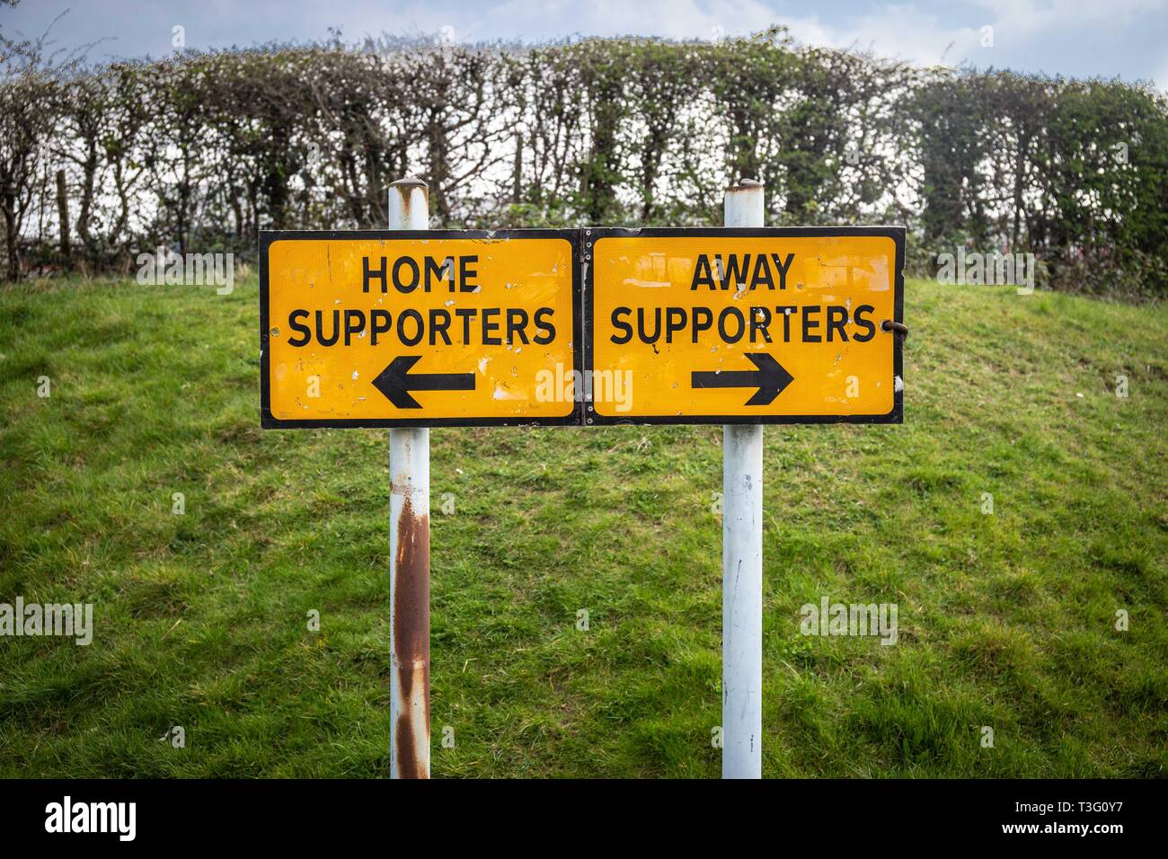 Segno sull approccio alla lingua inglese football ground che indica una direzione di allontanamento e di tifosi dovrebbero prendere Foto Stock