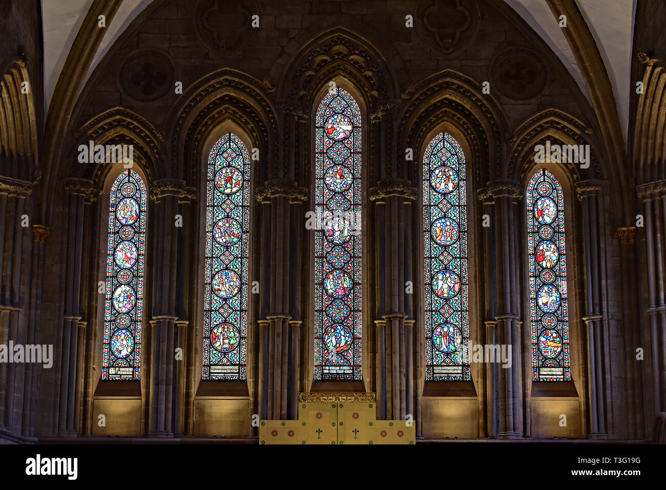 Sottile lancetta vetrate di Cottingham, memoriale di Dean Merewether, all'interno della cappella della Madonna a Hereford Cathedral, Inghilterra, Regno Unito. Foto Stock