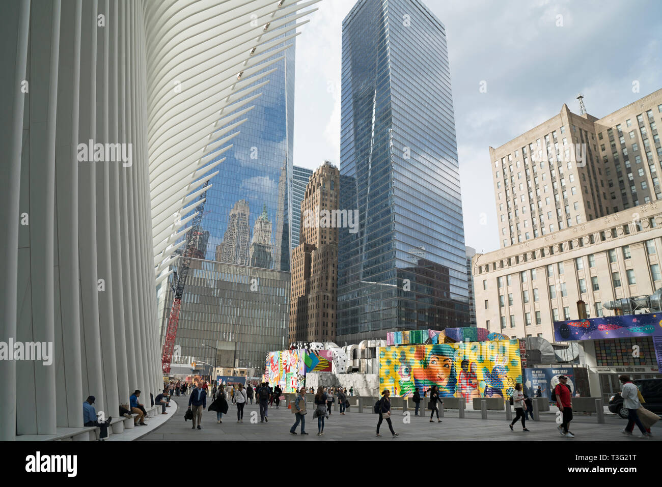 Un plaza presso il World Trade Centre sito nel quartiere finanziario di Lower Manhattan confina l'occhio, nuovi grattacieli e peculiare edifici Art Deco. Foto Stock