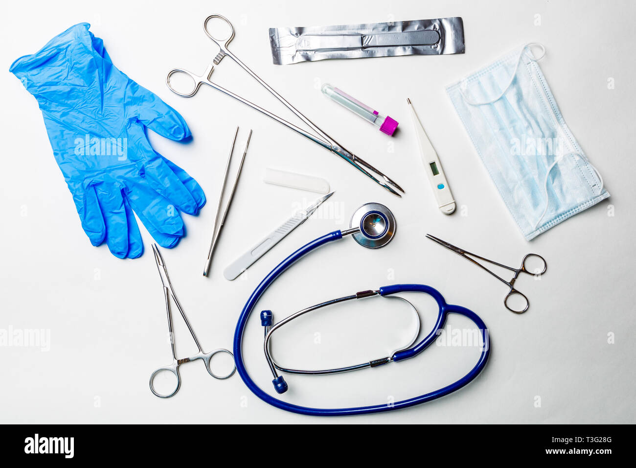 Vista dall'alto di medicinali, strumenti di lavoro e accessori medico,  infermiere. set medico - compresse, termometro, siringa, fiale, cerotto  adesivo e statoscopio su sfondo blu. lay piatto