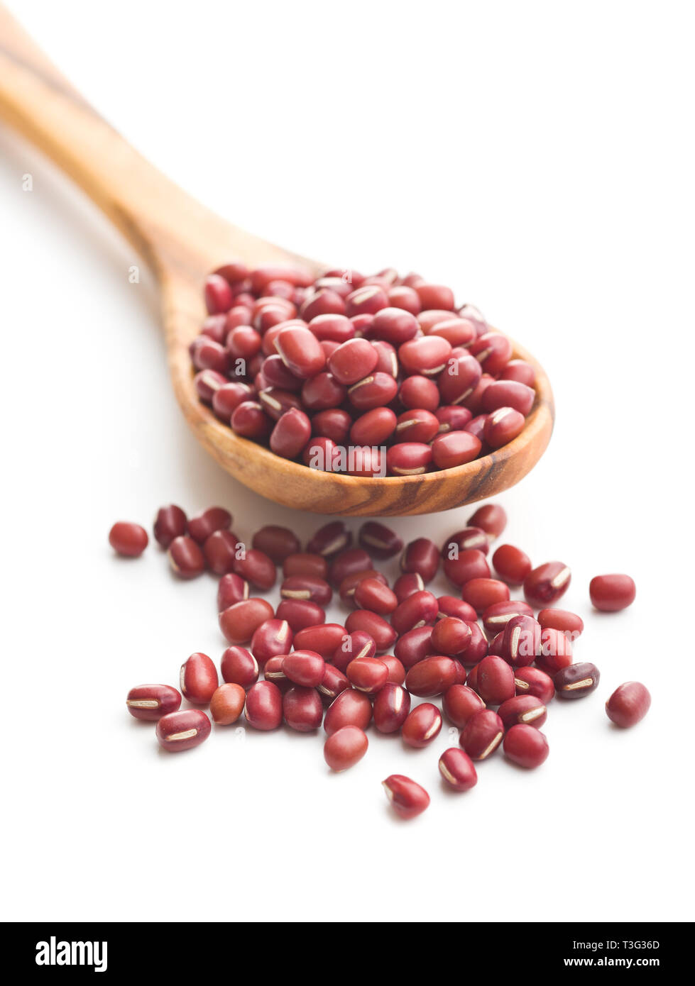 Rosso fagioli Adzuki in cucchiaio isolati su sfondo bianco. Foto Stock