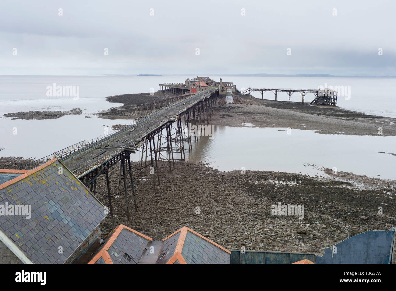 La corsa verso il basso Birnbeck Pier a Weston Super Mare North Somerset Inghilterra Foto Stock