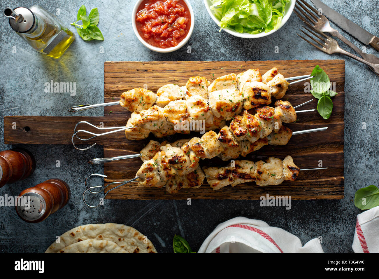 Spiedini di pollo su una scheda Foto Stock