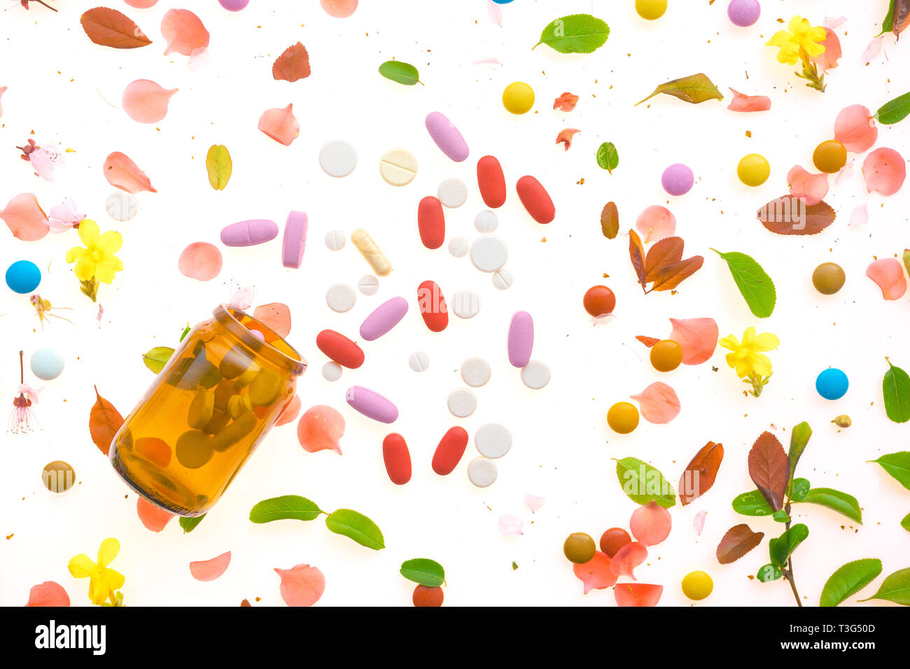 Le droghe ricreative concettuale laici flat top vista di vari farmaci su sfondo colorato Foto Stock