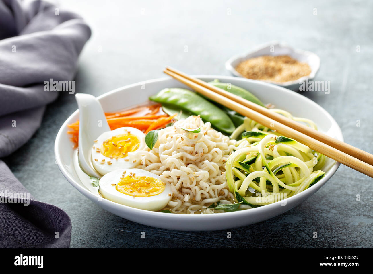 Ciotola di Tagliatelle con uova e verdure Foto Stock