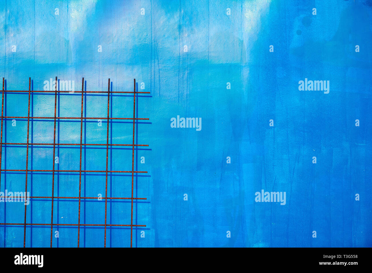 Blue urbano dettaglio astratto come sfondo, rinforzata maglia di filo appoggiata sulla parete Foto Stock