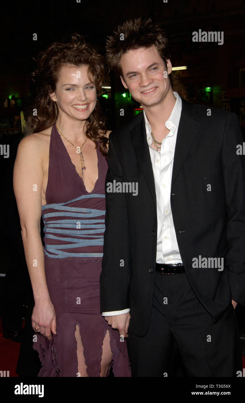 LOS ANGELES, CA. 23 gennaio 2002: Attore SHANE WEST & attrice fidanzata DINA MEYER all'Hollywood premiere del suo nuovo film una passeggiata da ricordare. © Paul Smith/Featureflash Foto Stock