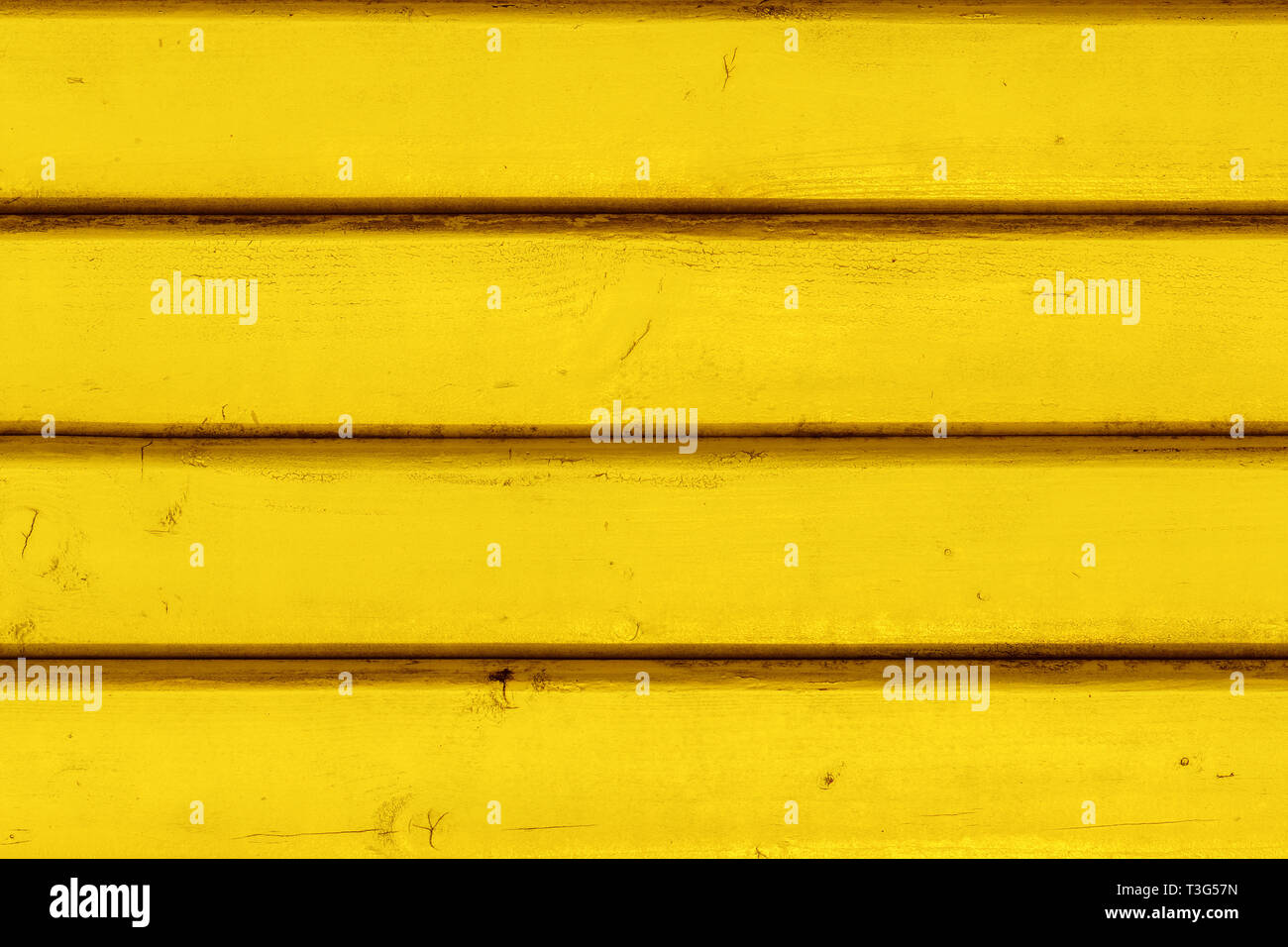 Vintage giallo di tavole di legno in sovrapposizione pattern di rivestimento, vista frontale come copia di spazio o di design grafico sullo sfondo Foto Stock