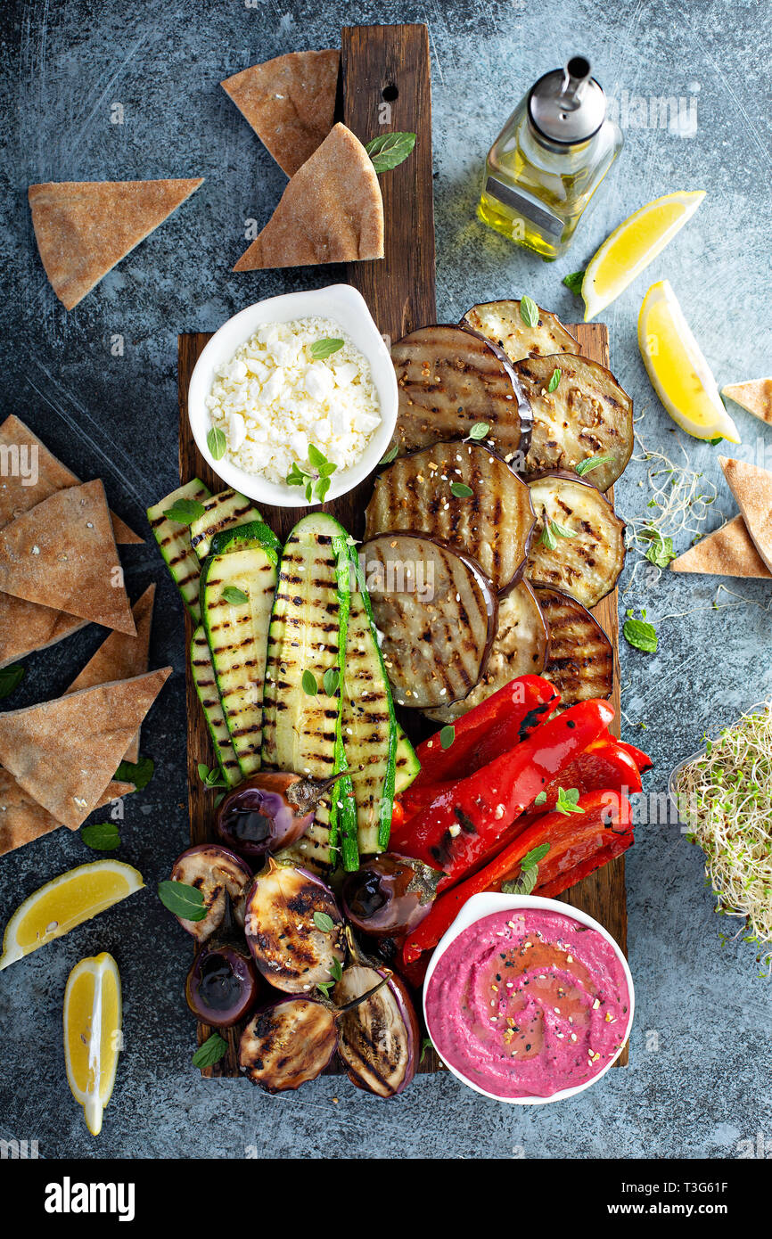 Verdure grigliate e hummus piatto Foto Stock