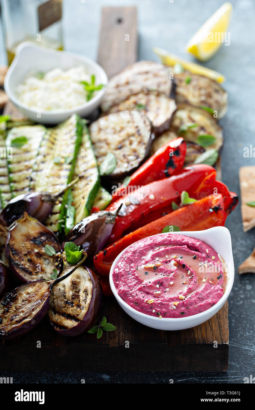 Verdure grigliate e hummus piatto Foto Stock