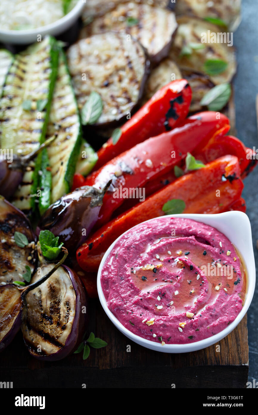 Verdure grigliate e hummus piatto Foto Stock