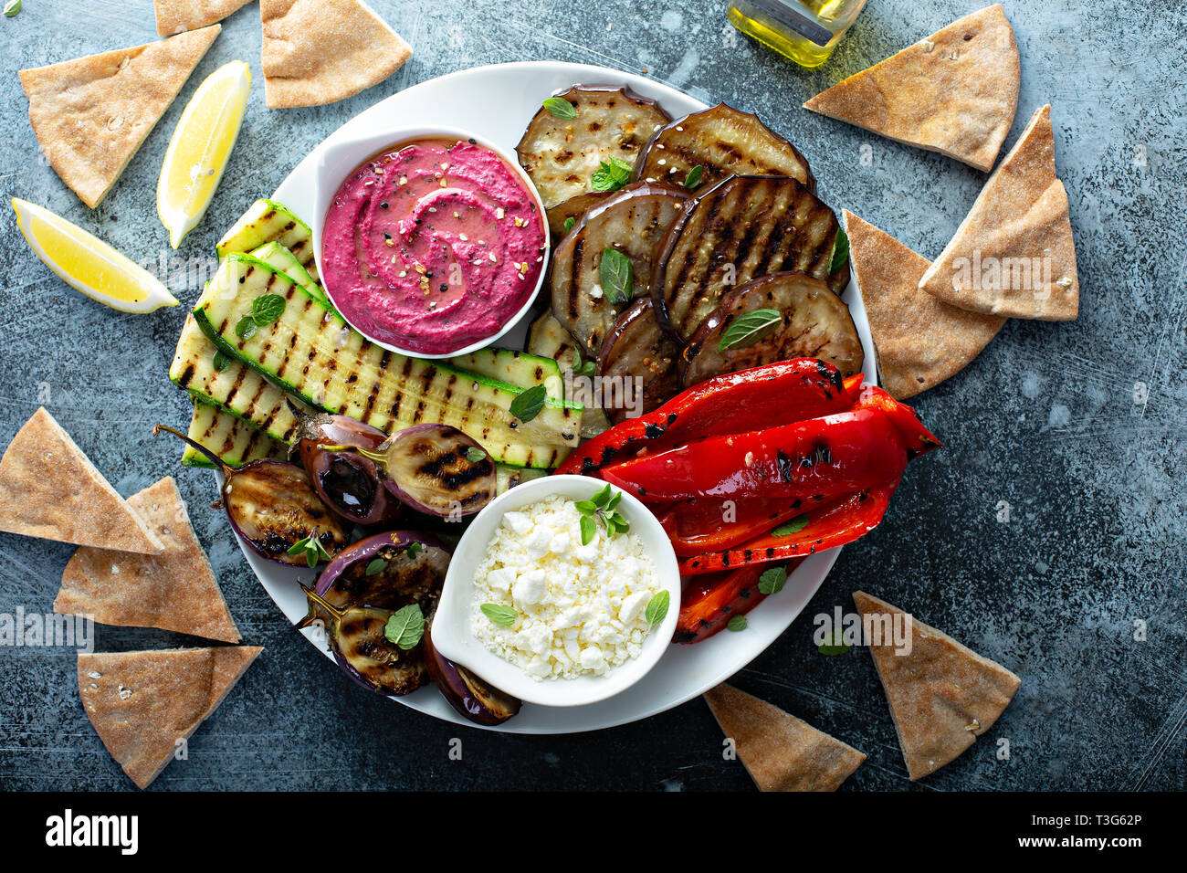 Verdure grigliate e hummus piatto Foto Stock