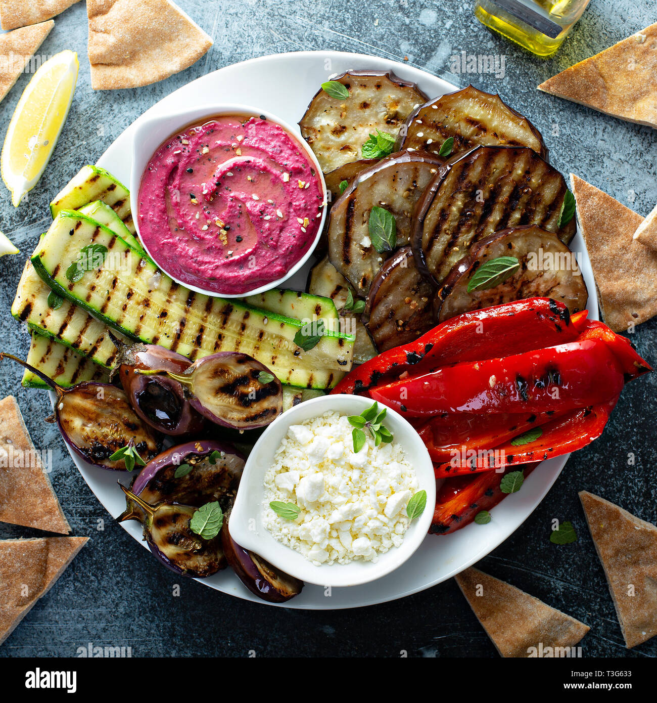 Verdure grigliate e hummus piatto Foto Stock