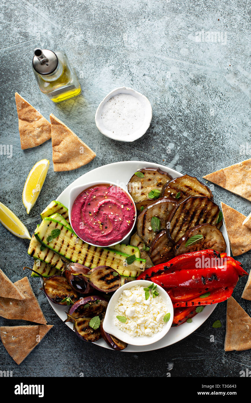Verdure grigliate e hummus piatto Foto Stock