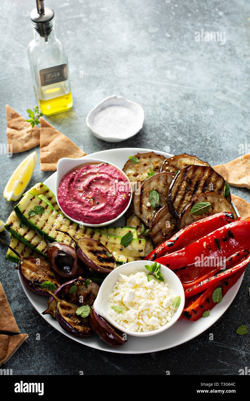 Verdure grigliate e hummus piatto Foto Stock