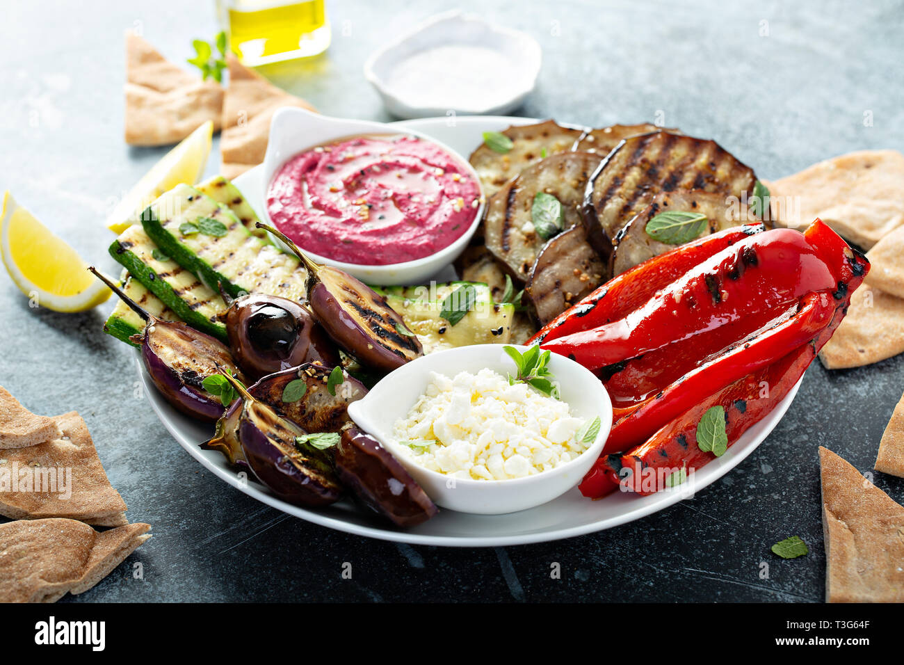 Verdure grigliate e hummus piatto Foto Stock