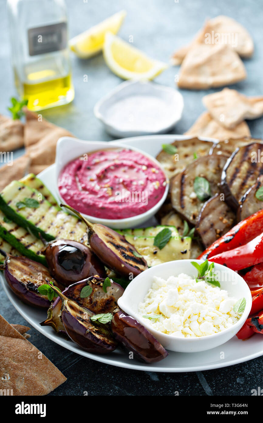 Verdure grigliate e hummus piatto Foto Stock