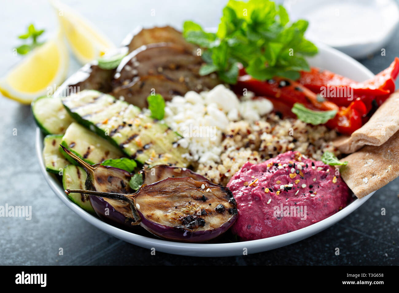 Verdure grigliate e quinoa pranzo ciotola Foto Stock