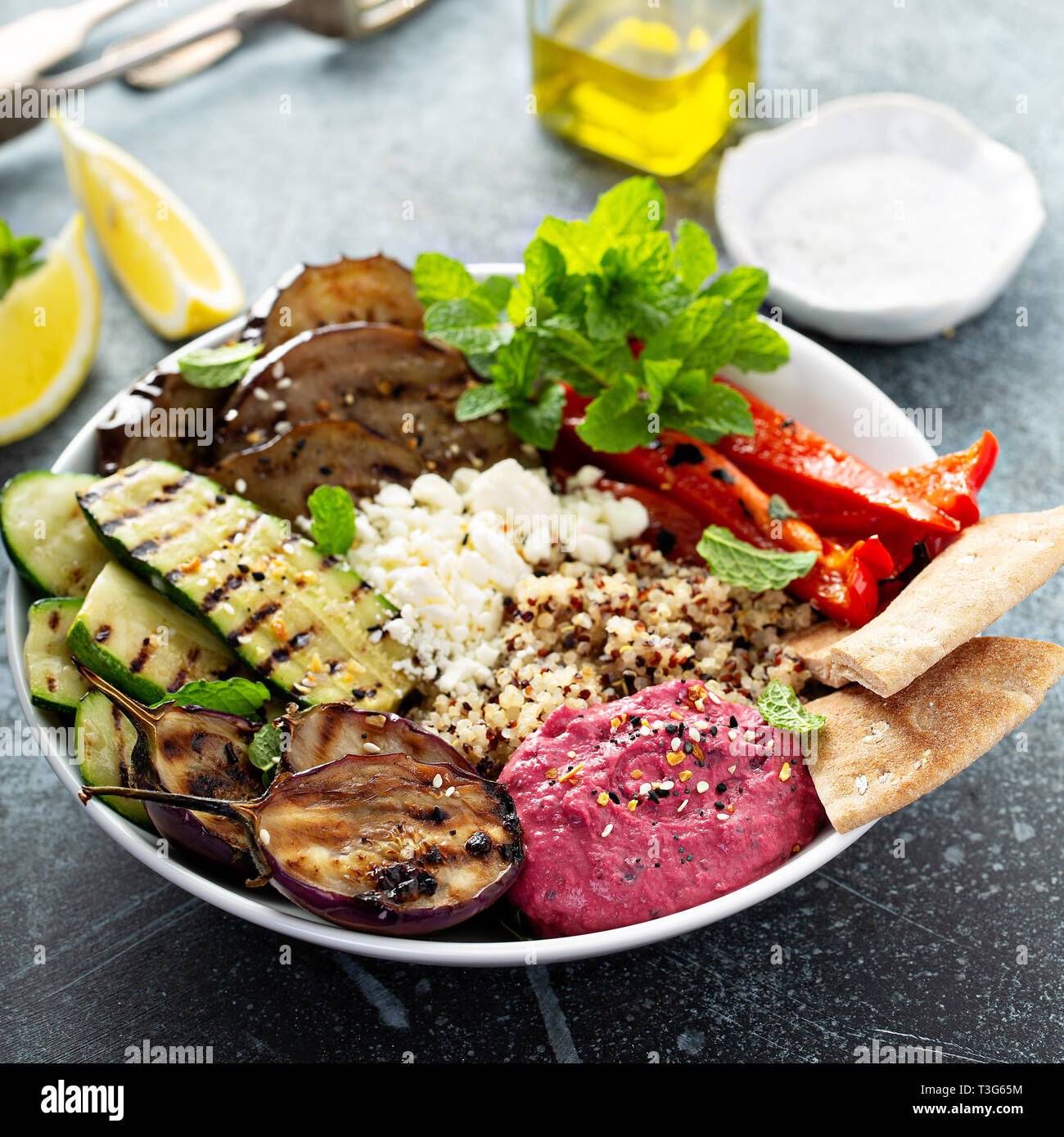 Verdure grigliate e quinoa pranzo ciotola Foto Stock