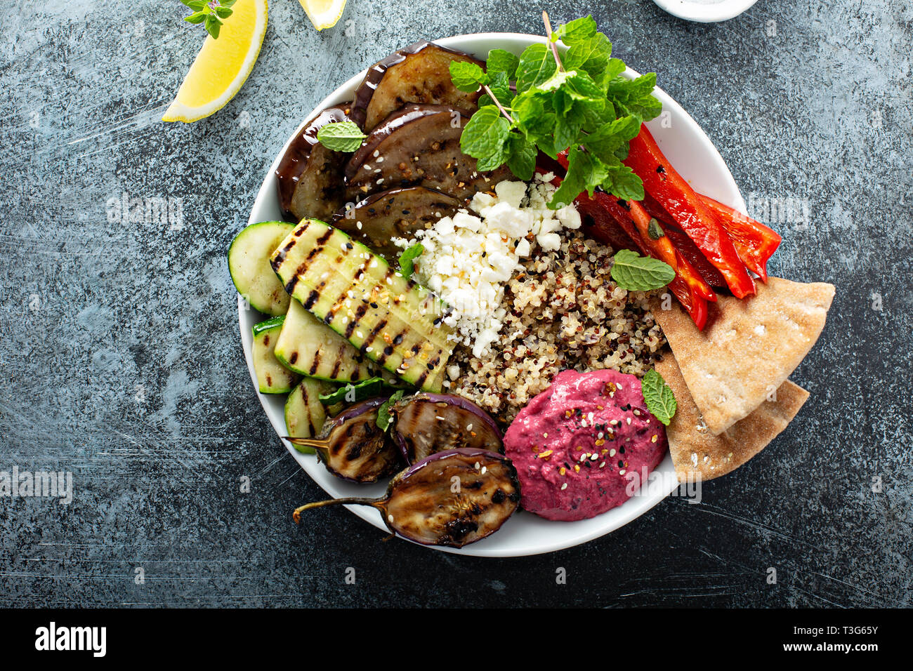 Verdure grigliate e quinoa pranzo ciotola Foto Stock
