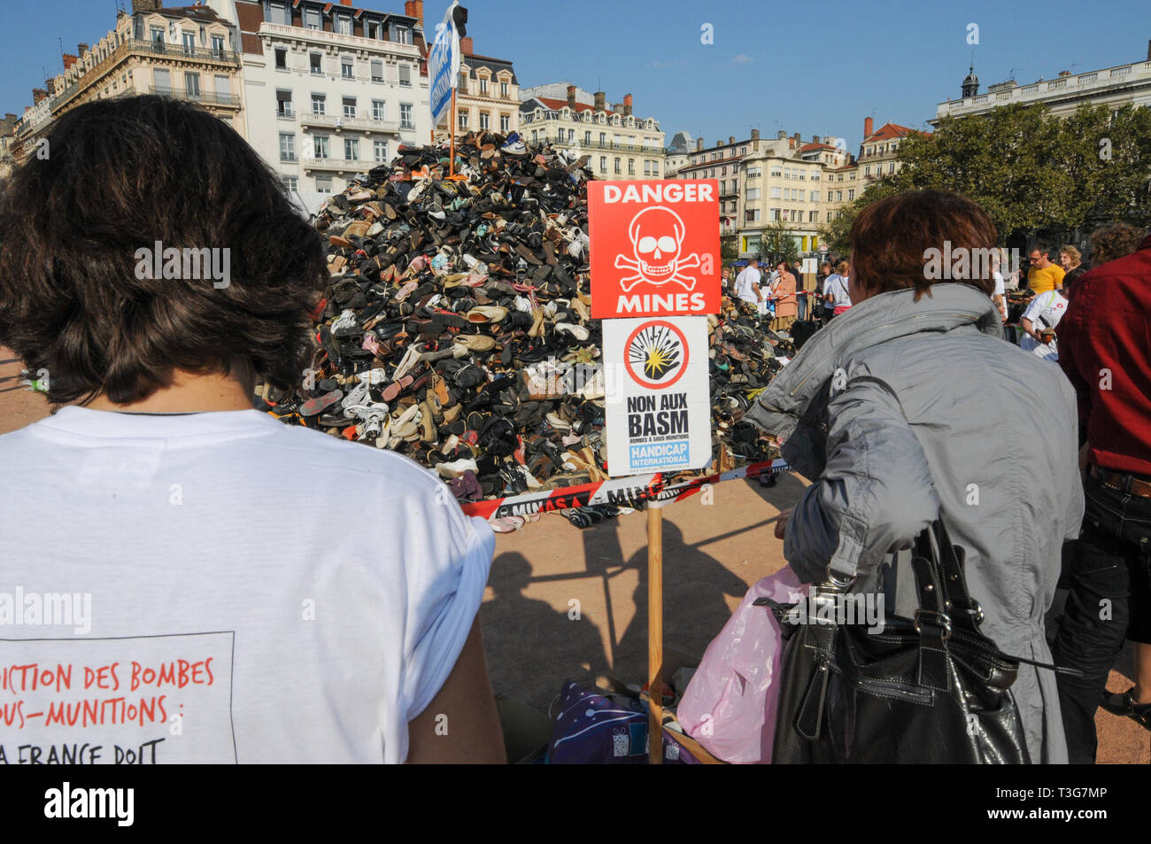 Pyamid di scarpe, Handicap International anti-mine giorno, Lione, Francia Foto Stock