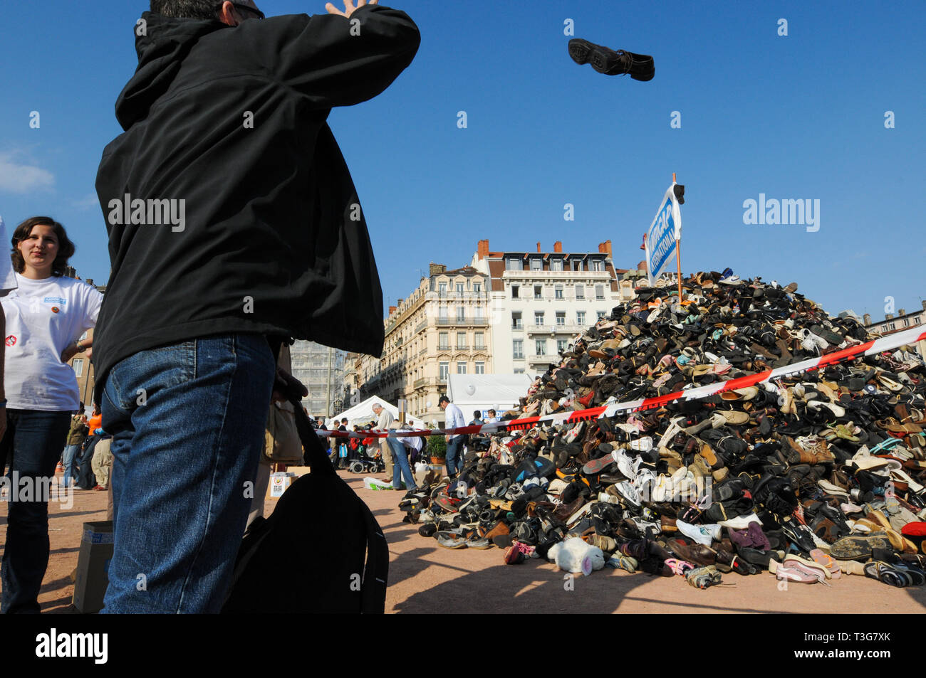 Pyamid di scarpe, Handicap International anti-mine giorno, Lione, Francia Foto Stock