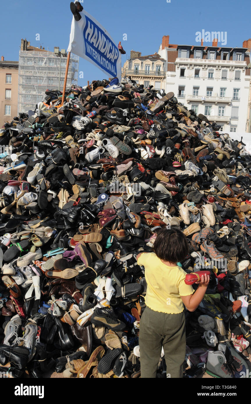 Pyamid di scarpe, Handicap International anti-mine giorno, Lione, Francia Foto Stock