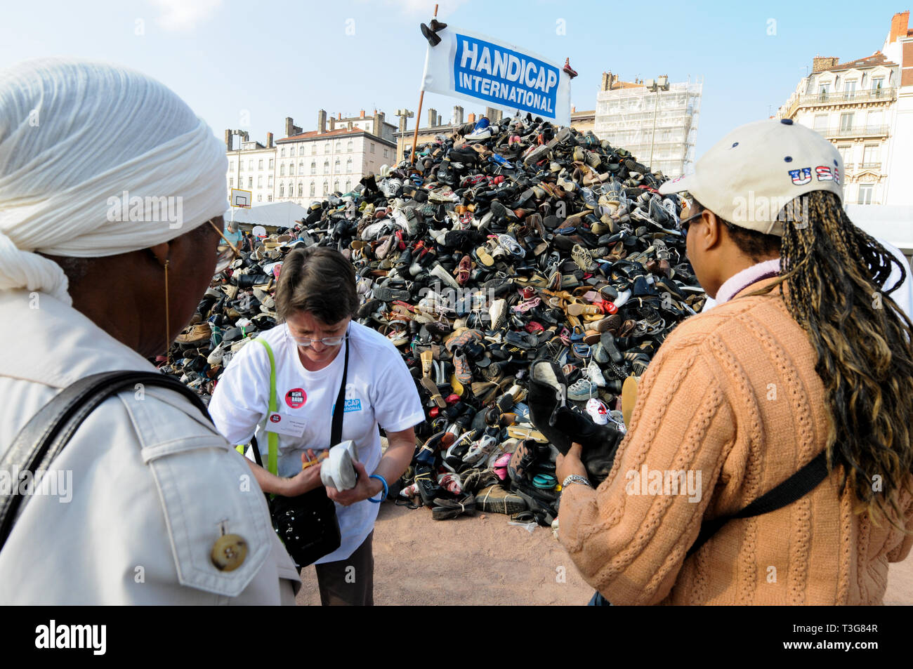 Pyamid di scarpe, Handicap International anti-mine giorno, Lione, Francia Foto Stock