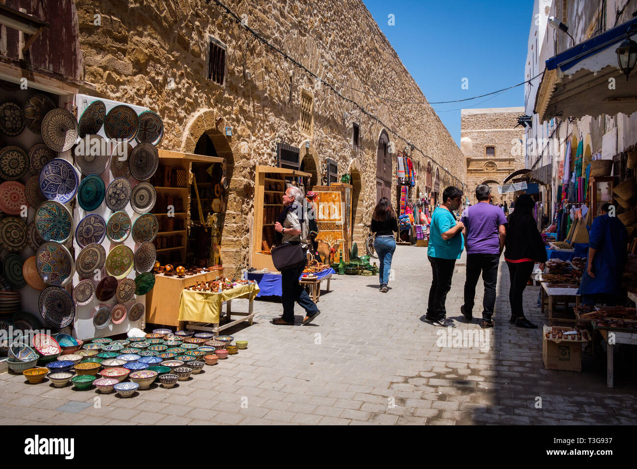 Il Marocco. Essaouira. Città e porto sulla costa atlantica del Marocco con la sua medina registrato come sito del Patrimonio Mondiale dell'UNESCO. Shopping street e cr Foto Stock