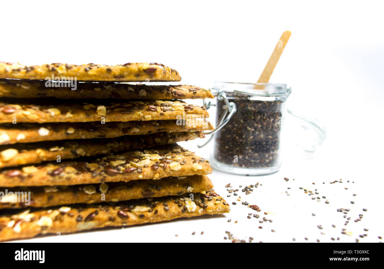 Biscotti con semi di Chia e cereali isolato su bianco Foto Stock