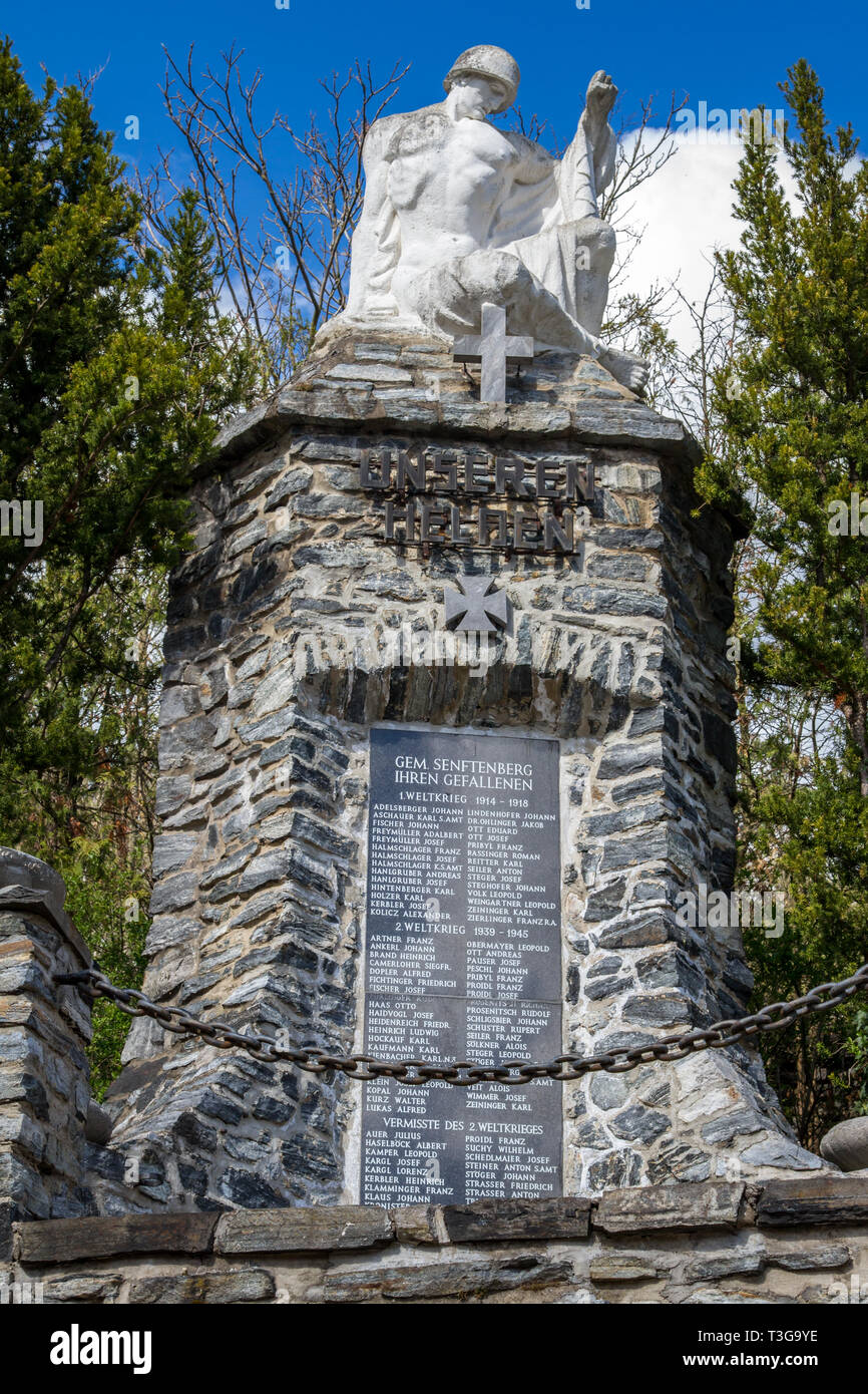 Denkmal an die Kriegsgefallenen (monumento di pietra per le vittime di guerra) Senftenberg, Austria Foto Stock