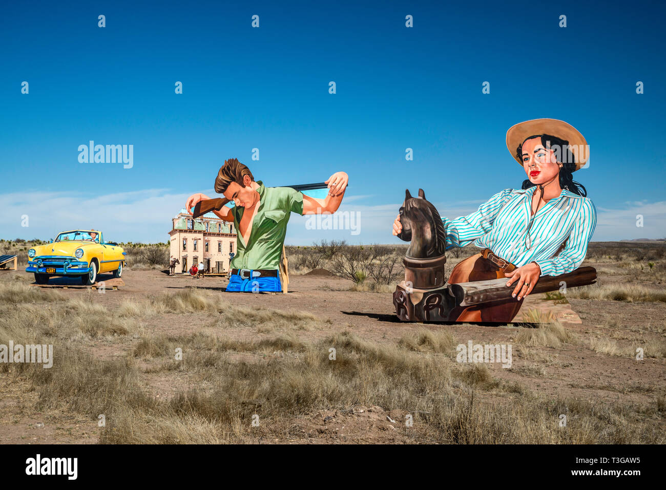 Giant Marfa, outdoor murale stradale, mostrando Liz Taylor, James Dean e Rock Hudson in scene dal film gigante, vicino Marfa, Texas, Stati Uniti d'America Foto Stock