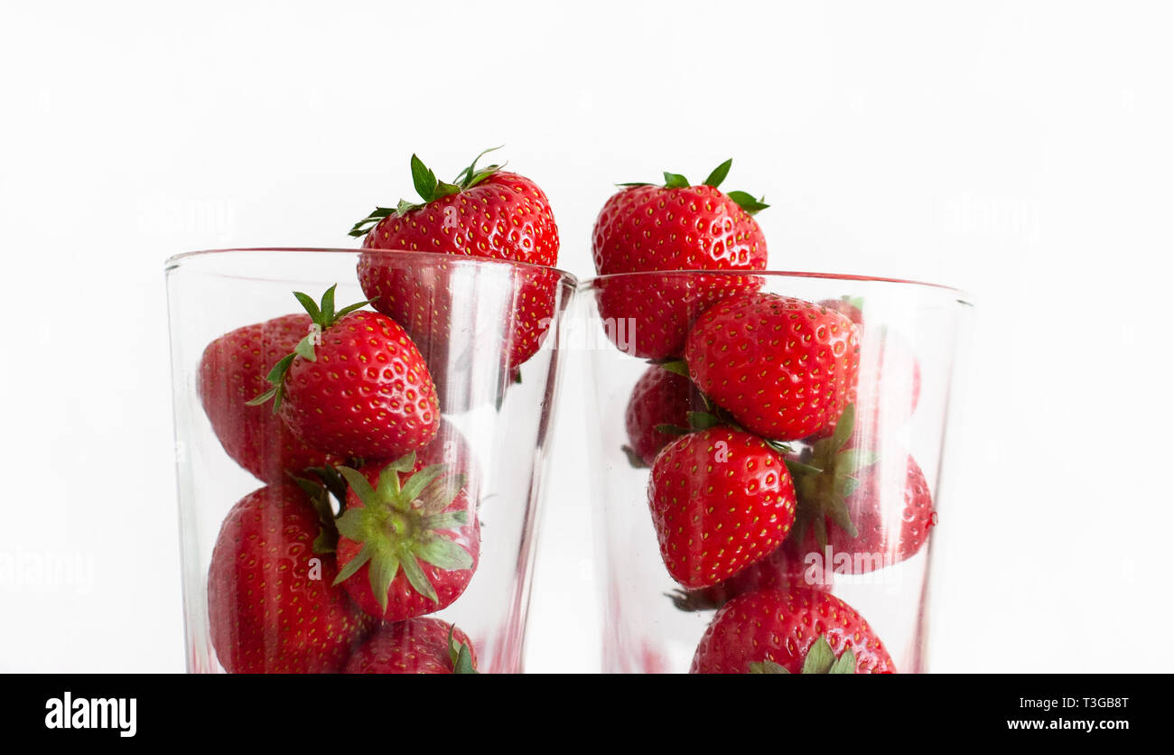 Ripe rosso Fragole. Frutta in bicchieri su sfondo bianco. Foto Stock